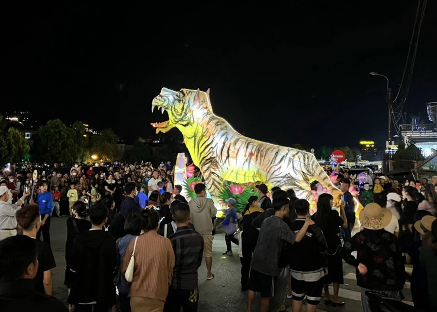 Sa Pa: Lung linh đêm hội trăng rằm ảnh 10