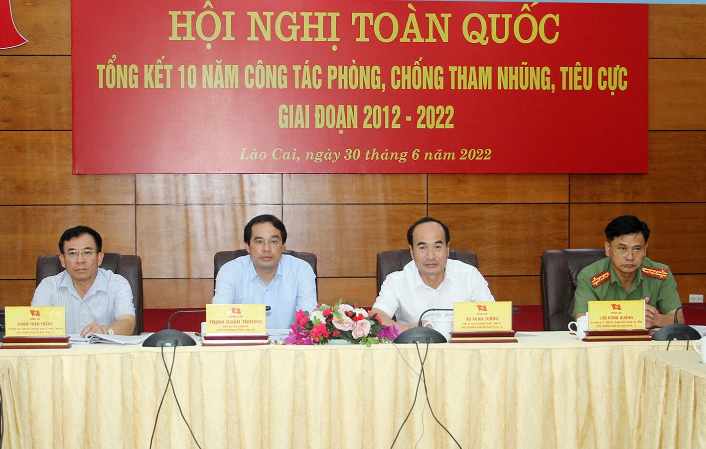 Các đồng chí chủ trì hội nghị tại điểm cầu tỉnh Lào Cai.