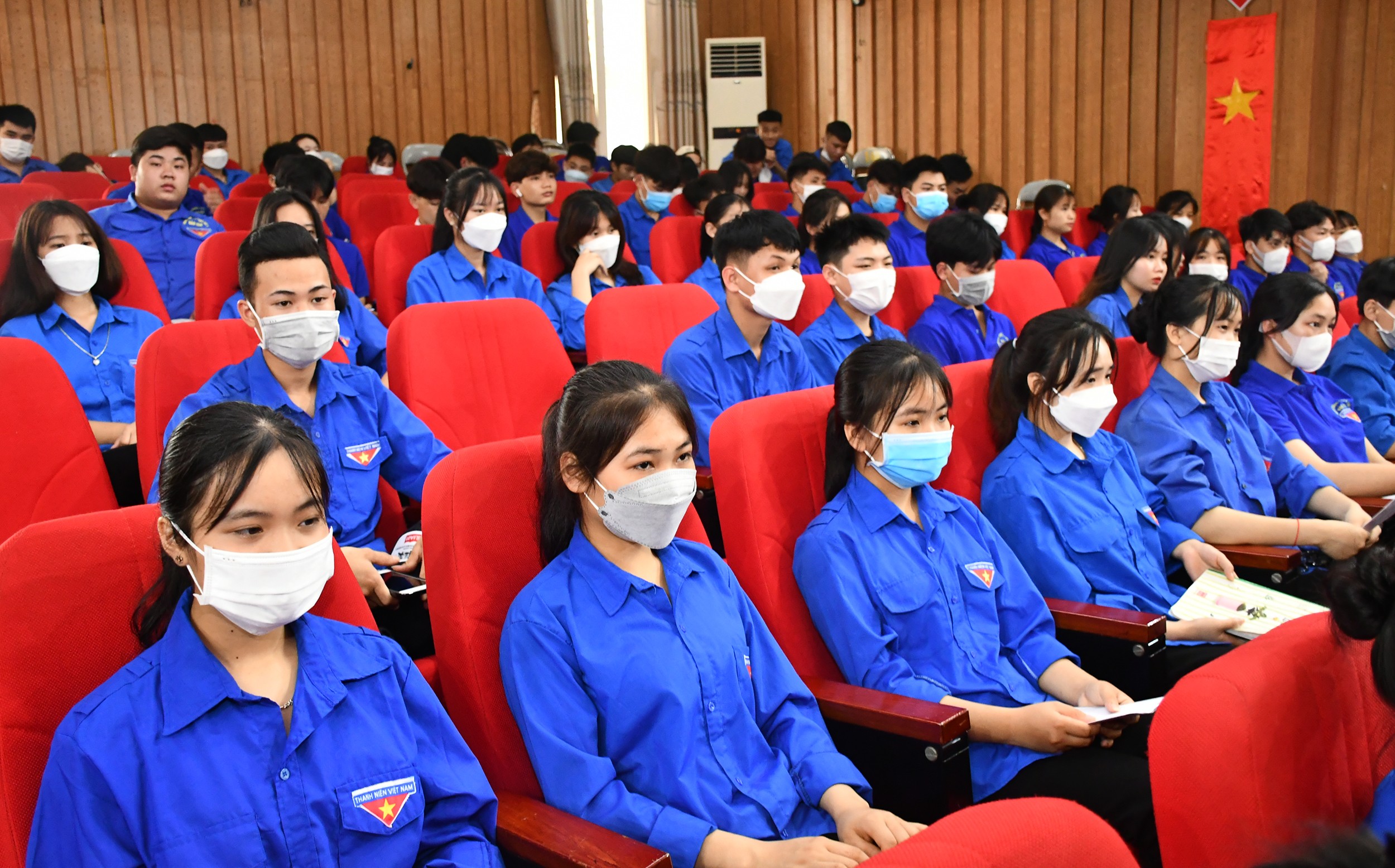 Các đại biểu, đoàn viên, thanh niên lắng nghe các nội dung tuyên truyền. Các đại biểu, đoàn viên, thanh niên lắng nghe các nội dung tuyên truyền.