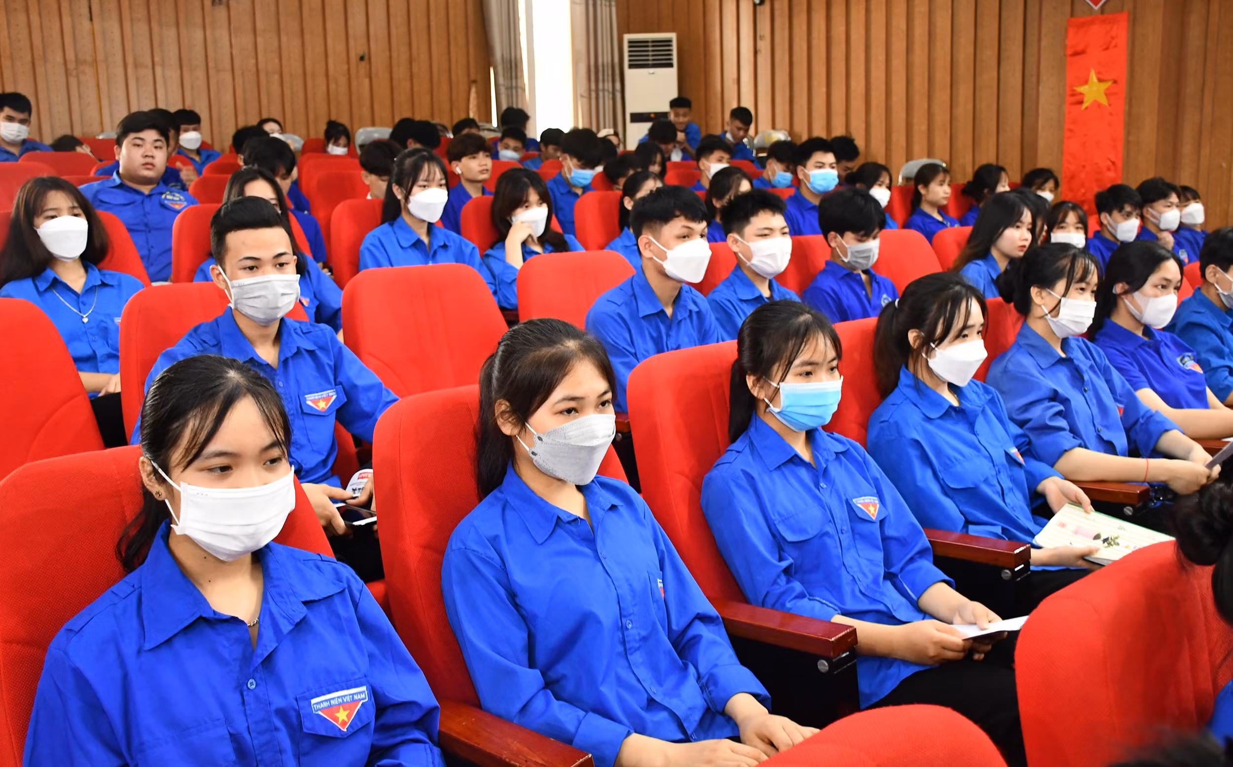 Các đại biểu, đoàn viên, thanh niên lắng nghe các nội dung tuyên truyền.