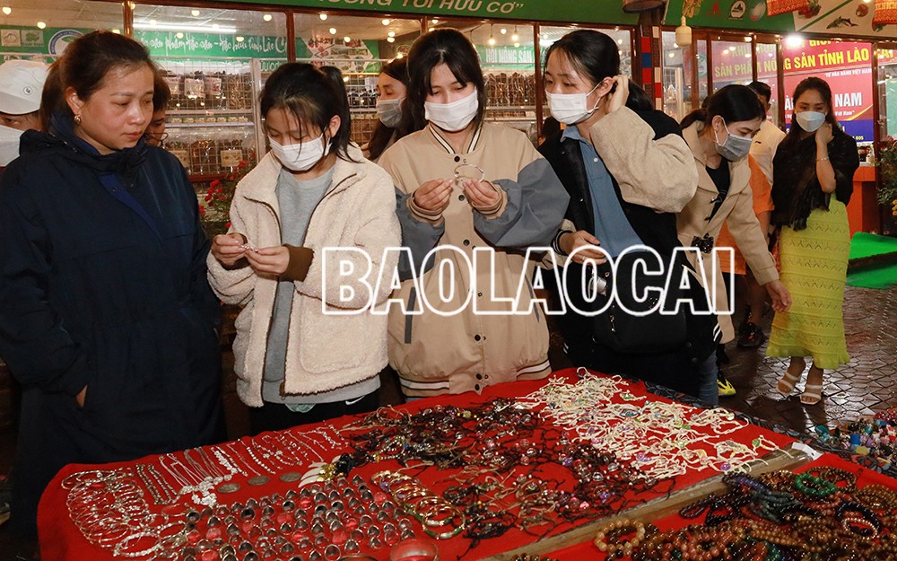 Mua hàng lưu niệm.