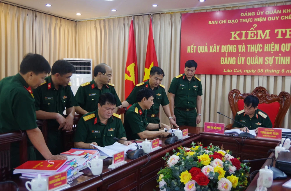 Kiểm tra các văn bản, sổ sách liên quan đến xây dựng quy chế dân chủ cơ sở. Kiểm tra các văn bản, sổ sách liên quan đến xây dựng quy chế dân chủ cơ sở.