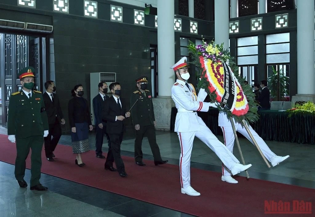 Linh cữu đồng chí Nguyễn Côn, nguyên Bí thư Trung ương Đảng, nguyên Phó Thủ tướng Chính phủ quàn tại Nhà tang lễ Quốc gia, số 5 Trần Thánh Tông, thành phố Hà Nội. Đồng chí Nguyễn Côn (bí danh Nam); sinh ngày 15/5/1916, tại xã Thanh Lâm, huyện Thanh Chương, tỉnh Nghệ An; thường trú tại tổ dân phố 6, phường Trần Hưng Đạo, quận Hoàn Kiếm, thành phố Hà Nội. Đoàn Ban Chấp hành Trung ương Đảng do Thủ tướng Chính phủ Phạm Minh Chính dẫn đầu viếng đồng chí Nguyễn Côn. Tổng Bí thư Nguyễn Phú Trọng gửi vòng hoa kính viếng. Các đồng chí lãnh đạo, nguyên lãnh đạo Đảng, Nhà nước viếng đồng chí Nguyễn Côn. Thủ tướng Phạm Minh Chính chia buồn với gia quyến đồng chí Nguyễn Côn. Đoàn Chính phủ nước CHXHCN Việt Nam do Thủ tướng Phạm Minh Chính dẫn đầu viếng nguyên Phó Thủ tướng Chính phủ Nguyễn Côn. Thủ tướng Phạm Minh Chính ghi sổ tang tại lễ viếng. Đoàn Quốc hội nước CHXHCN Việt Nam do Phó Chủ tịch Quốc hội Nguyễn Đức Hải dẫn đầu viếng nguyên Phó Thủ tướng Chính phủ Nguyễn Côn. Phó Chủ tịch Quốc hội Nguyễn Đức Hải; Tổng Thư ký, Chủ nhiệm Văn phòng Quốc hội Bùi Văn Cường chia buồn với gia quyến đồng chí Nguyễn Côn. Đoàn Ủy ban Trung ương Mặt trận Tổ quốc Việt Nam do Phó Chủ tịch Ủy ban Trung ương Mặt trận Tổ quốc Việt Nam Ngô Sách Thực dẫn đầu viếng nguyên Phó Thủ tướng Nguyễn Côn. Đoàn Đại sứ quán Lào tại Việt Nam viếng nguyên Phó Thủ tướng Nguyễn Côn. Lễ viếng đồng chí Nguyễn Côn diễn ra từ 8 giờ ngày 13/1; lễ truy điệu lúc 10 giờ 30 phút và lễ an táng từ 13 giờ cùng ngày tại Nghĩa trang Mai Dịch, thành phố Hà Nội.