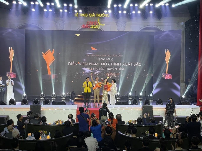 Diễn viên Thanh Sơn và Khả Ngân của phim "11 Tháng 5 Ngày" đoạt giải nam, nữ diễn viên chính xuất sắc nhất phim truyện truyền hình Diễn viên Thanh Sơn và Khả Ngân của phim "11 Tháng 5 Ngày" đoạt giải nam, nữ diễn viên chính xuất sắc nhất phim truyện truyền hình