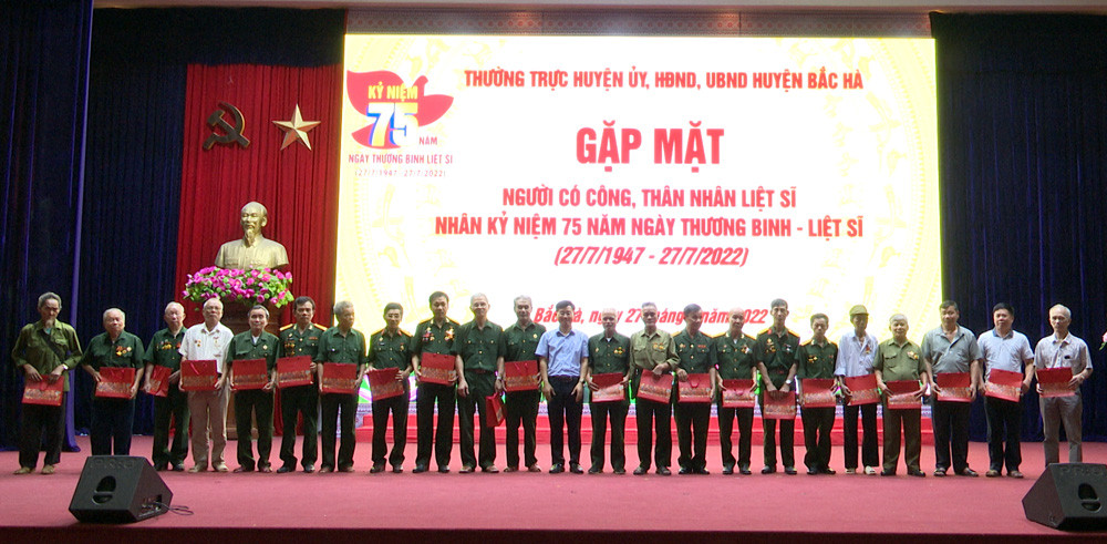 Các cơ quan, đơn vị, địa phương gặp mặt, tặng quà gia đình chính sách ảnh 1