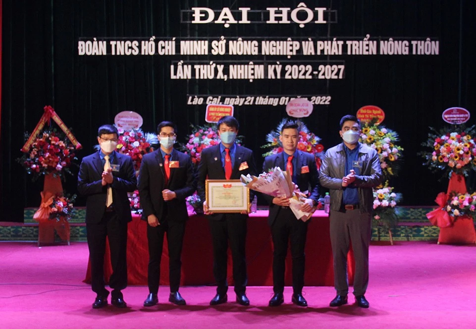 Trao Giấy khen của Ban Thường vụ Đoàn khối Cơ quan – Doanh nghiệp cho 1 tập thể.