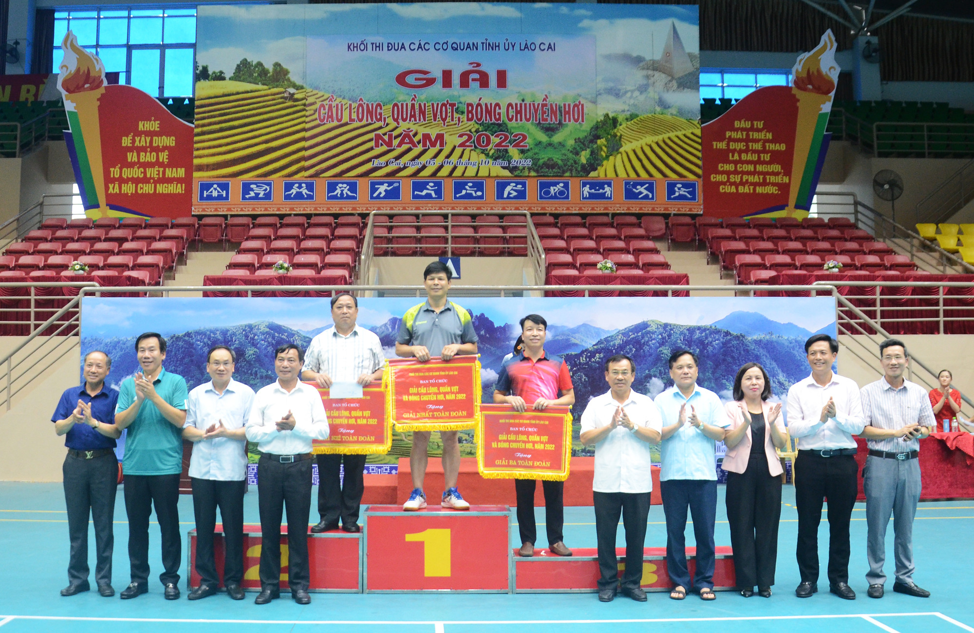 Trao giải toàn đoàn cho các đoàn vận động viên.