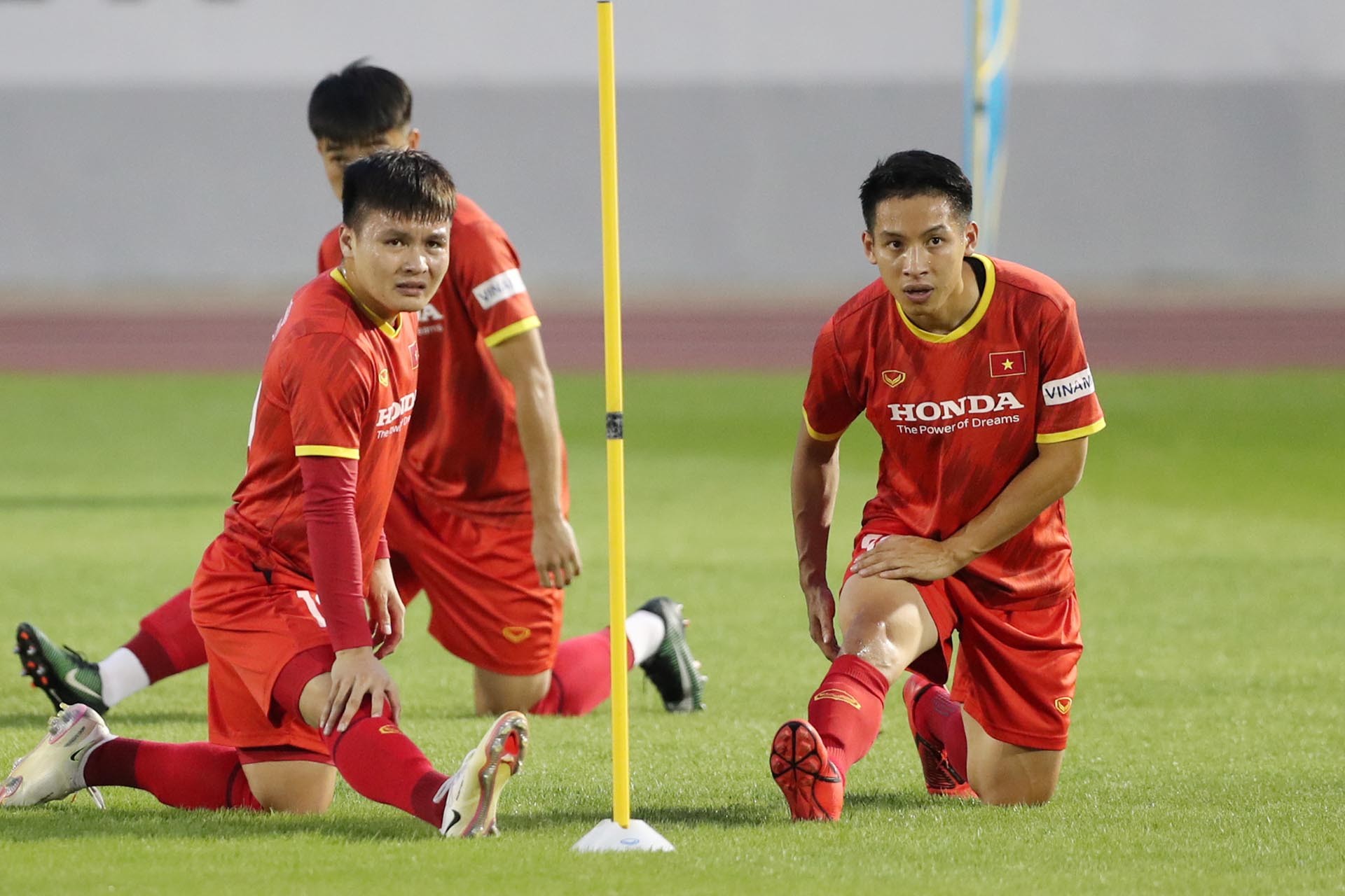 Quang Hải cùng Hùng Dũng (phải) trong buổi tập của đội tuyển Việt Nam. (Ảnh: VFF) Quang Hải cùng Hùng Dũng (phải) trong buổi tập của đội tuyển Việt Nam. (Ảnh: VFF)