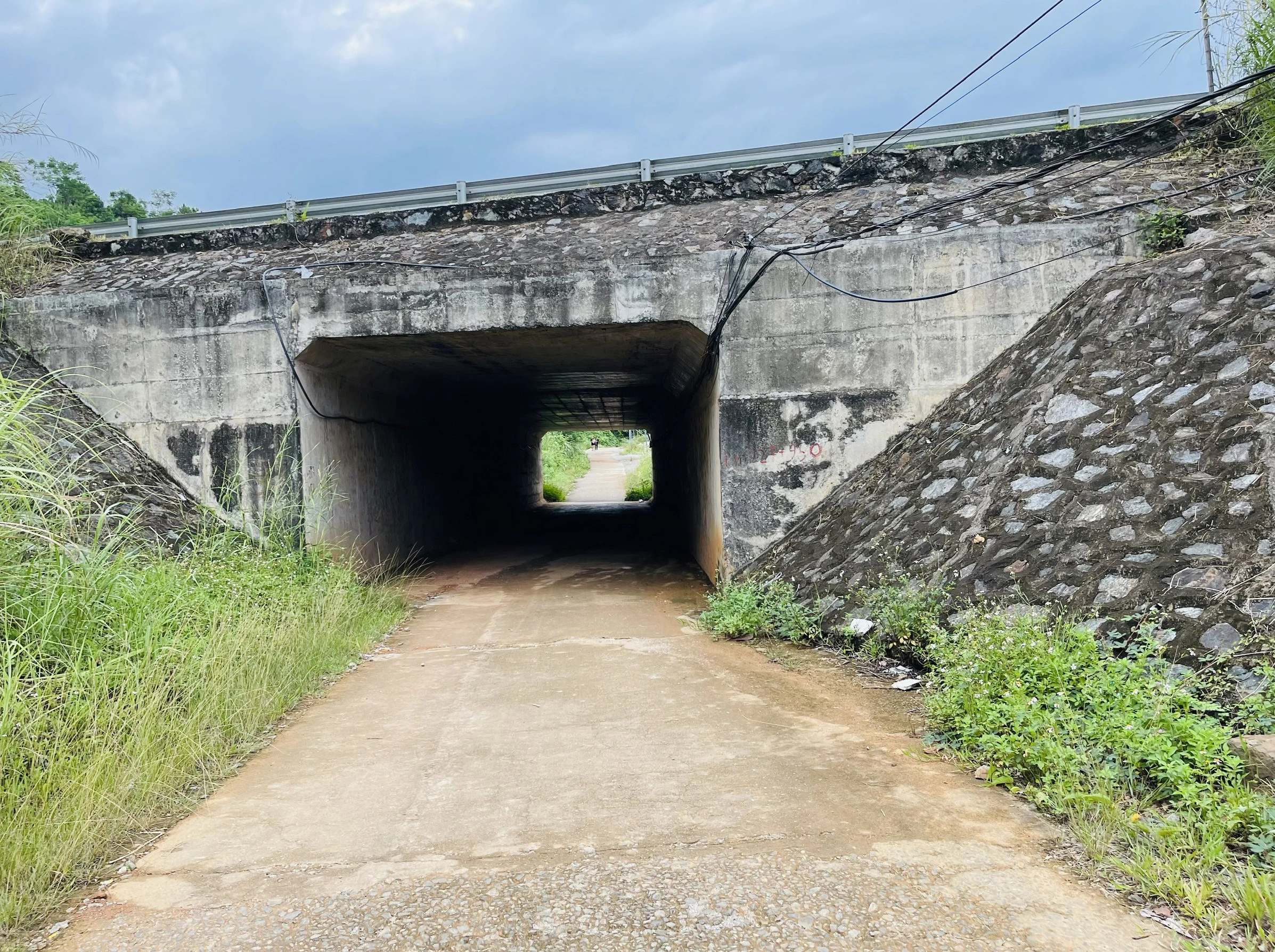 Đối tượng chọn nơi hẻo lánh để thực hiện vụ cướp giật tài sản. Đối tượng chọn nơi hẻo lánh để thực hiện vụ cướp giật tài sản.