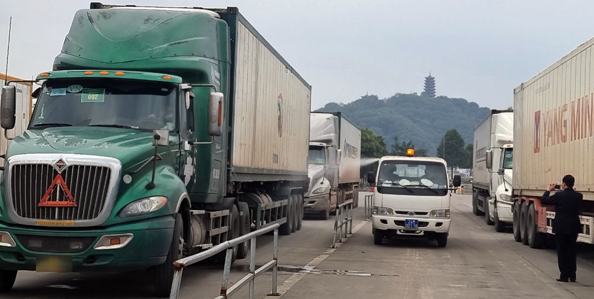 Các xe lạnh chở trái cây như thanh long, xoài và mít…từ miền Nam ra phải dừng đỗ ở khu vực riêng để khử khuẩn toàn bộ xe sau đó mới được làm thủ tục thông quan sang Trung Quốc. Các xe lạnh chở trái cây như thanh long, xoài và mít…từ miền Nam ra phải dừng đỗ ở khu vực riêng để khử khuẩn toàn bộ xe sau đó mới được làm thủ tục thông quan sang Trung Quốc.