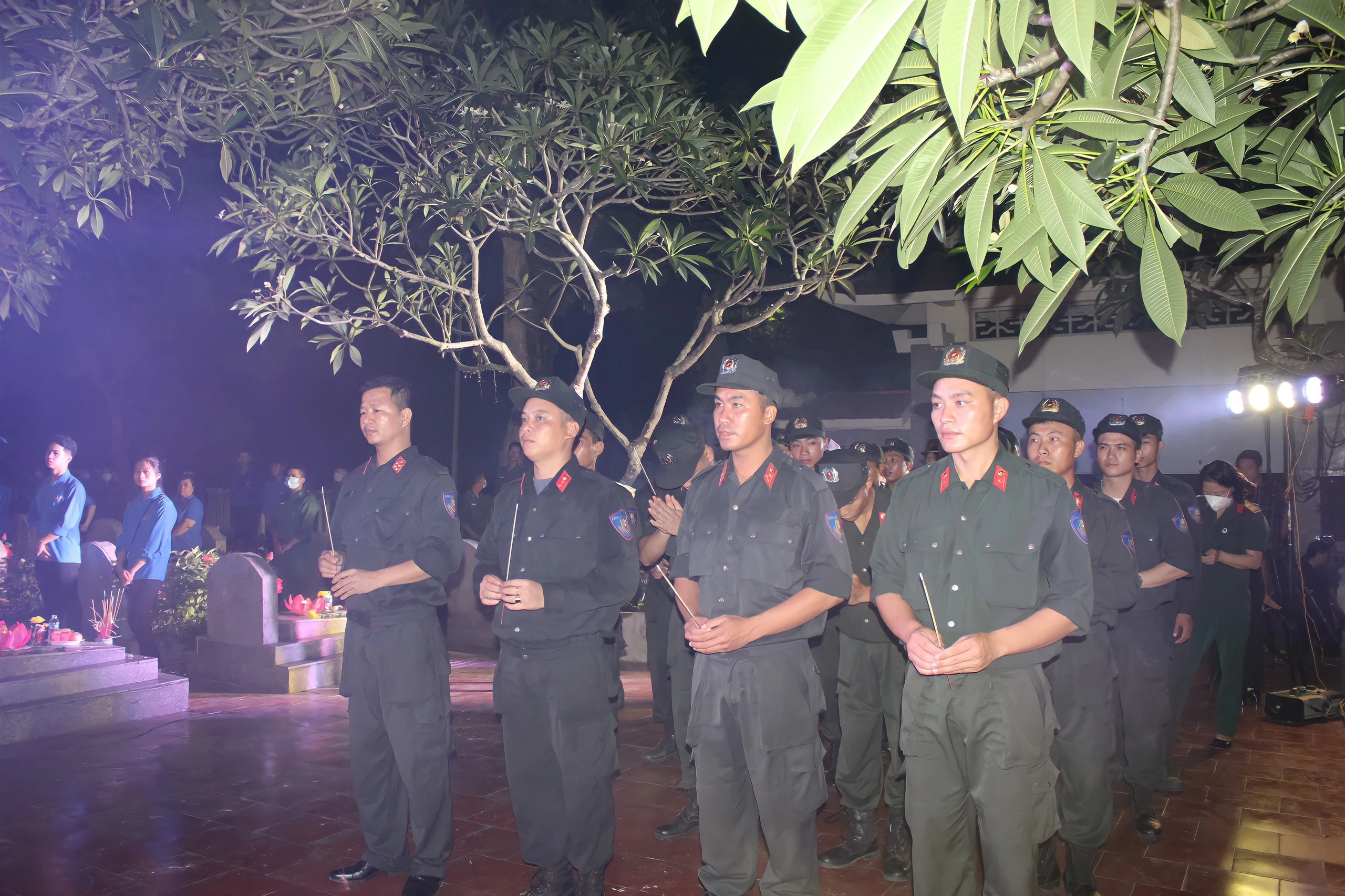 Thắp nến tri ân các anh hùng liệt sỹ ảnh 6