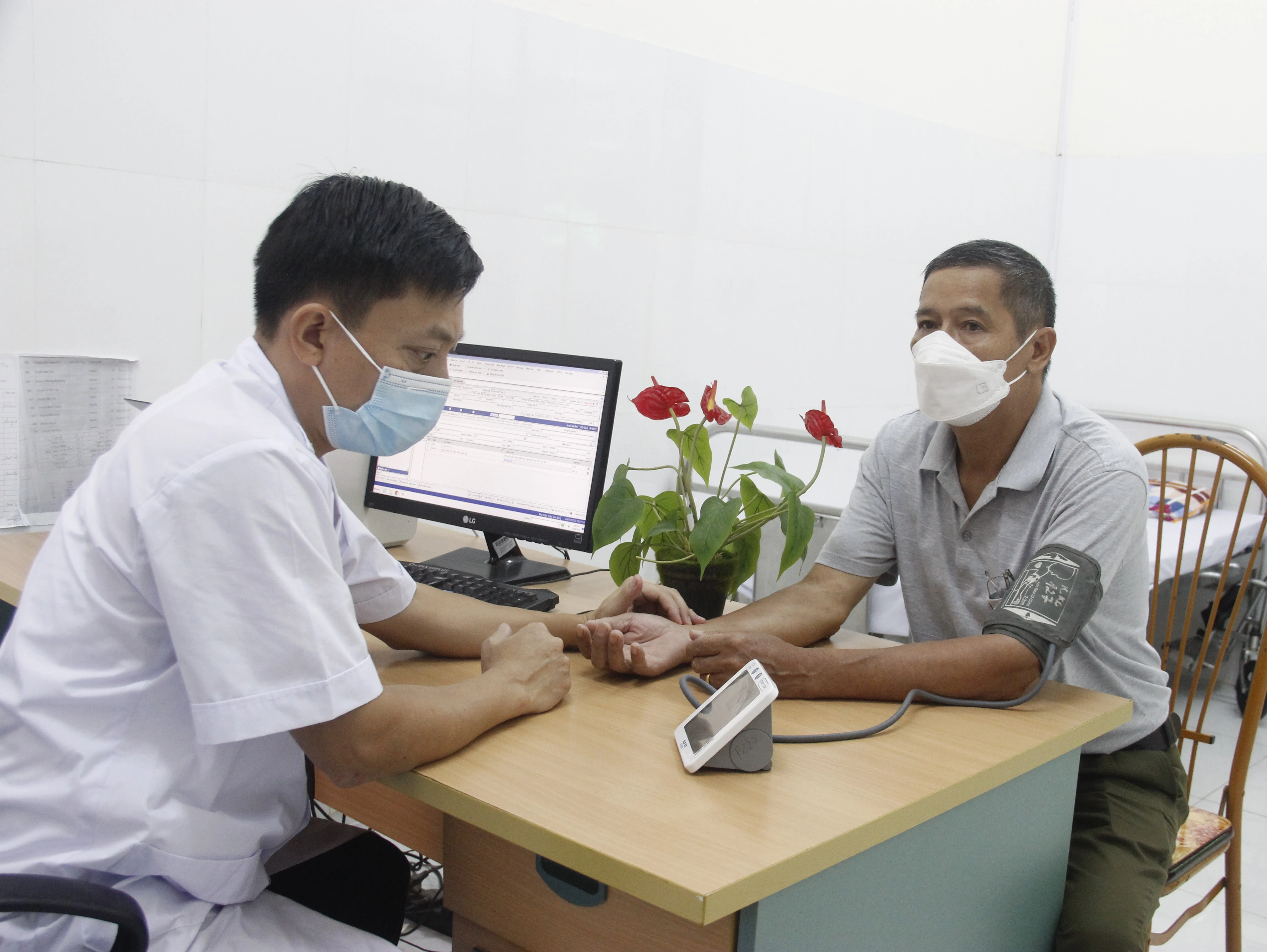 Bệnh viện Y học cổ truyền khám sức khỏe miễn phí cho người cao tuổi trên địa bàn thành phố Lào Cai ảnh 1