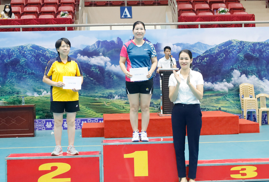 Trao giải các nội dung môn bóng bàn. Trao giải các nội dung môn cầu lông.