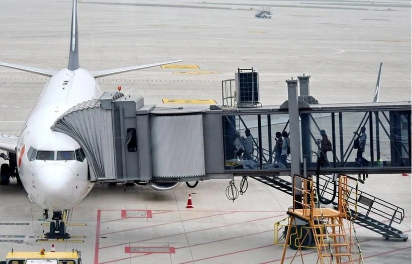 Hành khách đáp chuyến bay tại sân bay quốc tế Qingdao Jiaodong ở Qingdao, tỉnh Sơn Đông, Trung Quốc, ngày 12 /8/2021.