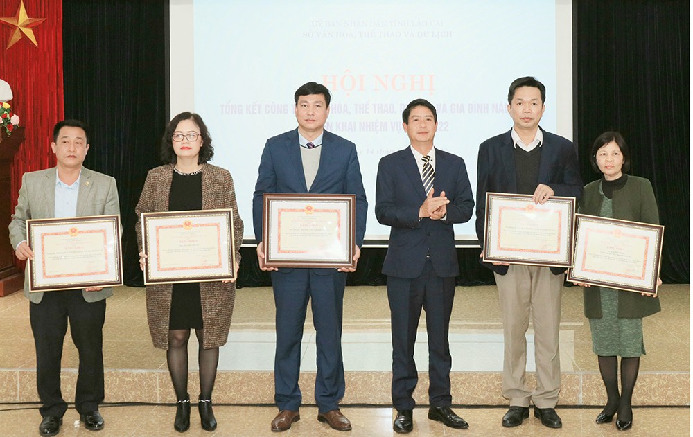 Trao Bằng khen cho các tập thể và cá nhân. Trao Bằng khen cho các tập thể và cá nhân.