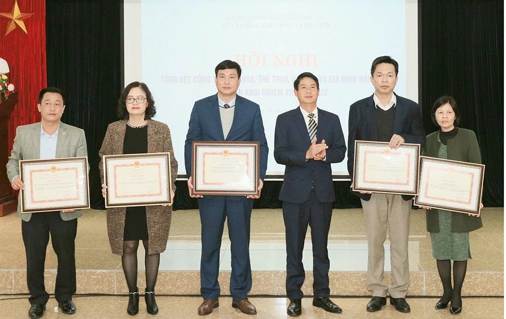 Trao Bằng khen cho các tập thể và cá nhân.