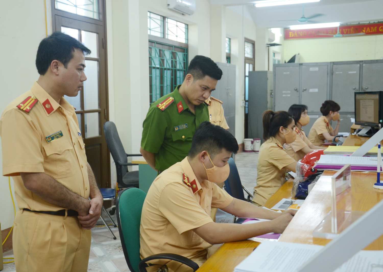 Công an thành phố Lào Cai triển khai phân cấp công tác đăng ký phương tiện giao thông ảnh 4