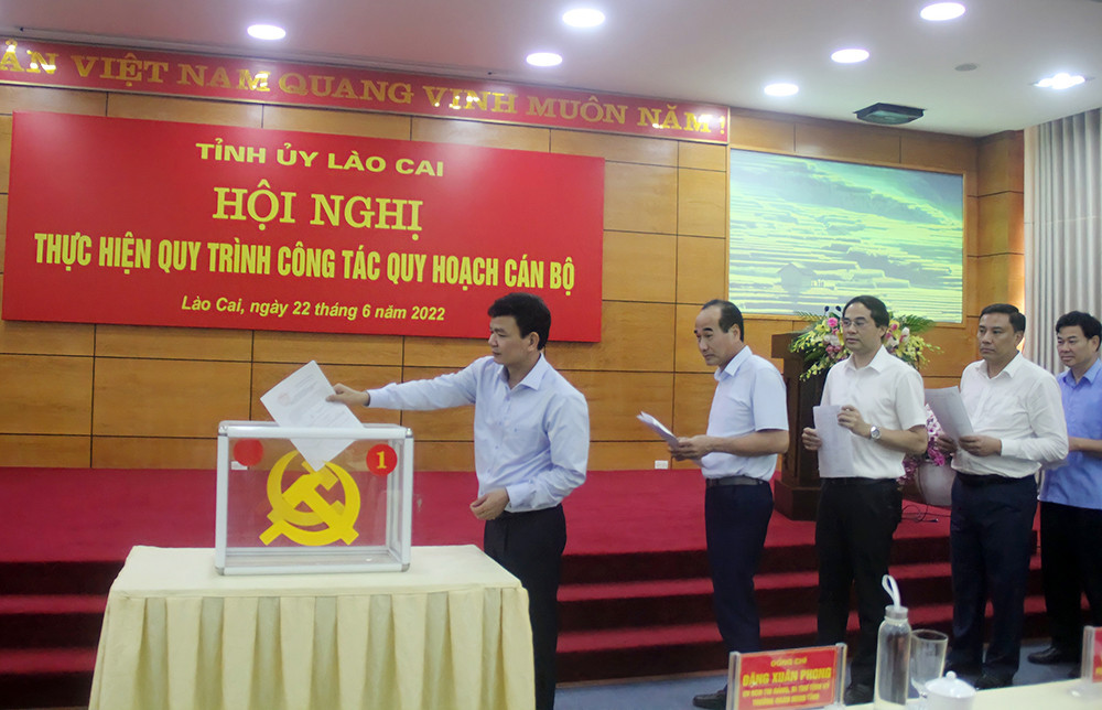 Đại biểu bỏ phiếu tại hội nghị.