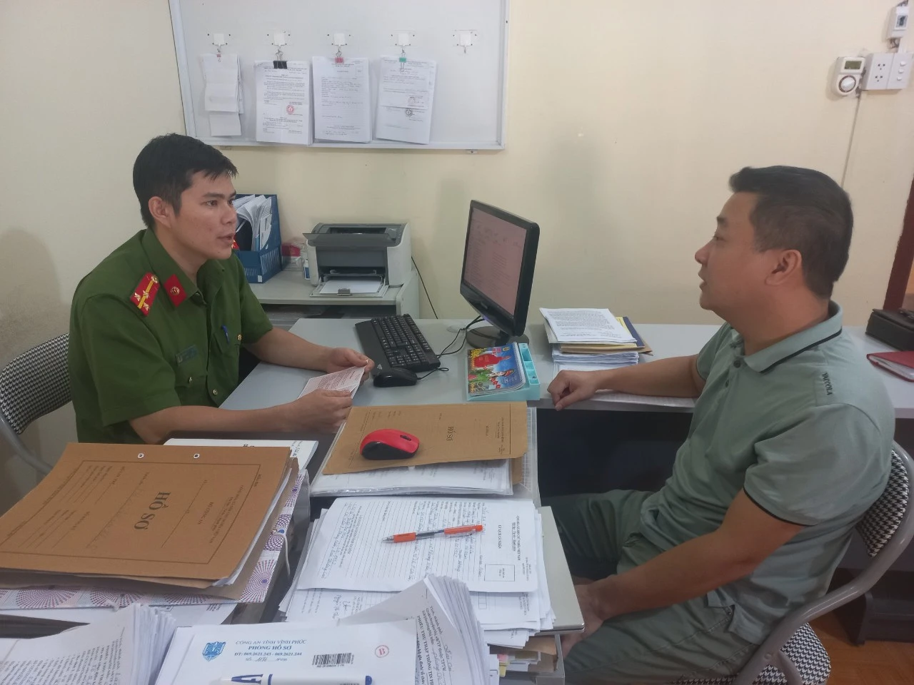 Thượng úy Nguyễn Duy Bằng trao đổi với người dân liên quan đến công tác đảm bảo ANTT địa bàn.