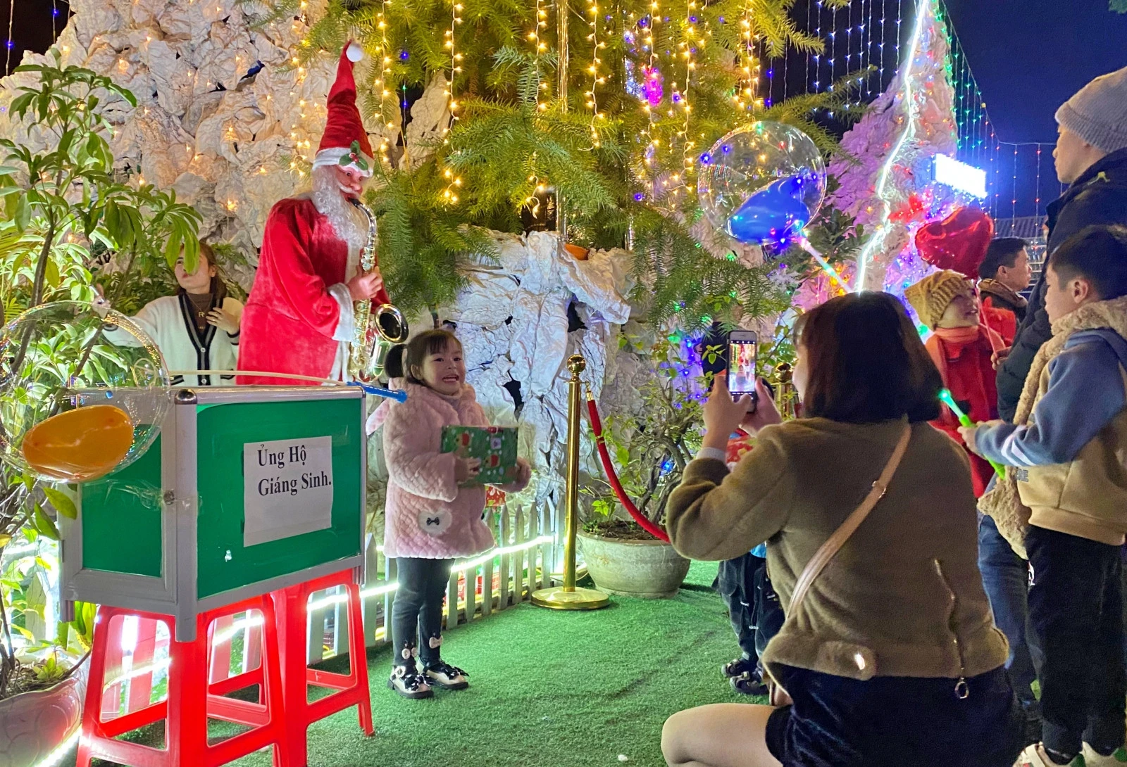 Lào Cai: Người dân nô nức đón Giáng sinh ảnh 13