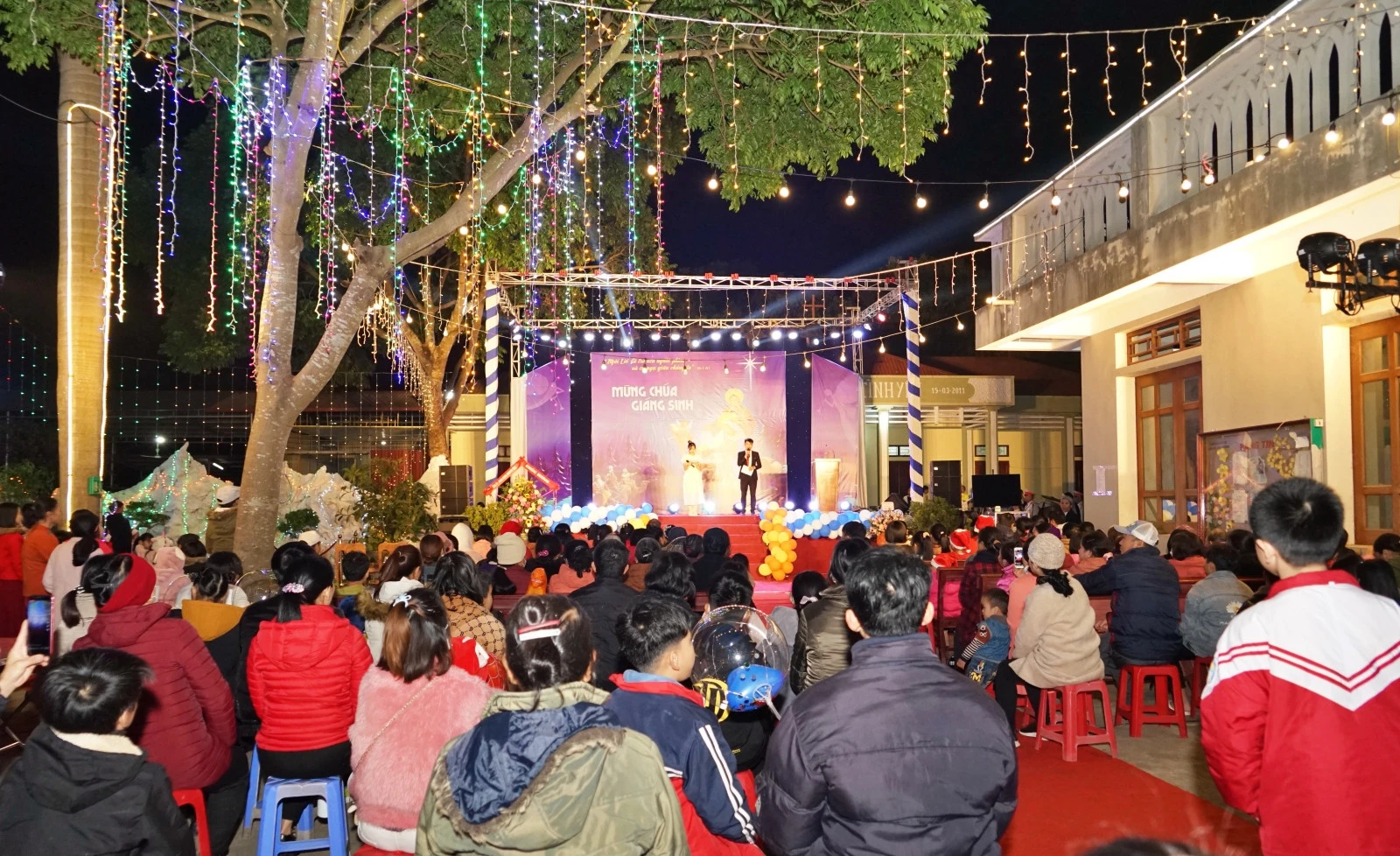 Lào Cai: Người dân nô nức đón Giáng sinh ảnh 9