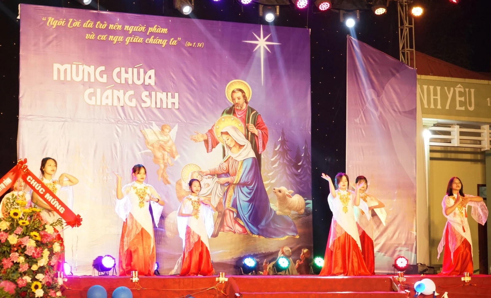 Lào Cai: Người dân nô nức đón Giáng sinh ảnh 11