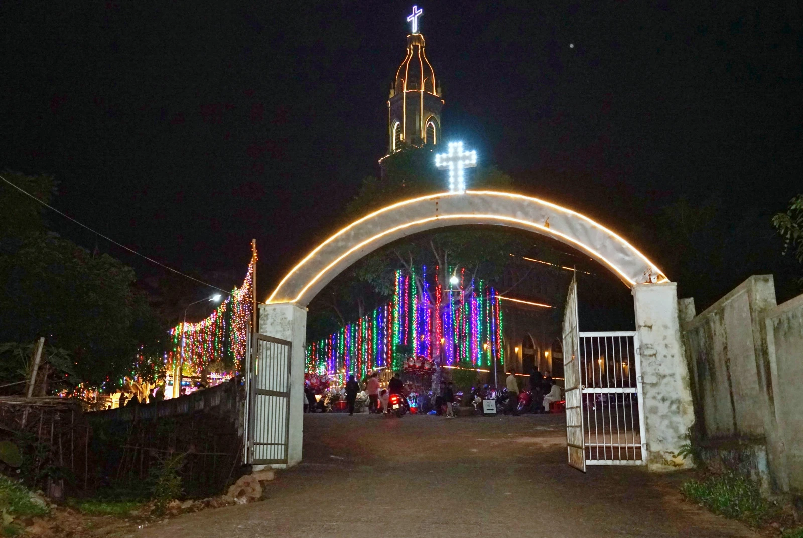 Lào Cai: Người dân nô nức đón Giáng sinh ảnh 8