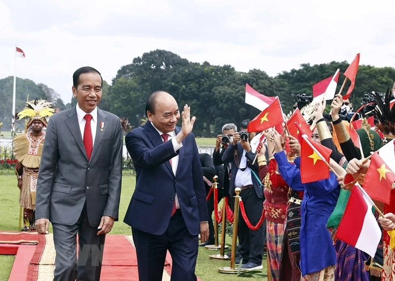 Chủ tịch nước Nguyễn Xuân Phúc và Tổng thống nước Cộng hòa Indonesia Joko Widodo tại lễ đón.