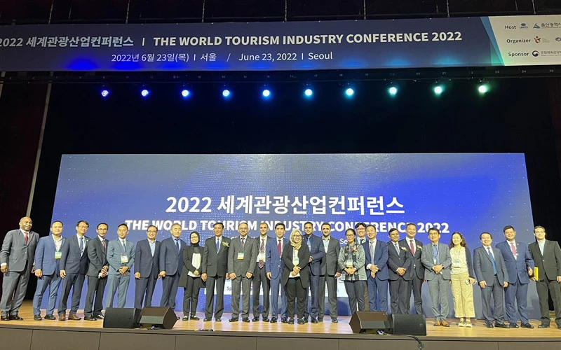 Các lãnh đạo, đại biểu tham dự Hội nghị chụp ảnh kỷ niệm. (Ảnh: TCDL)