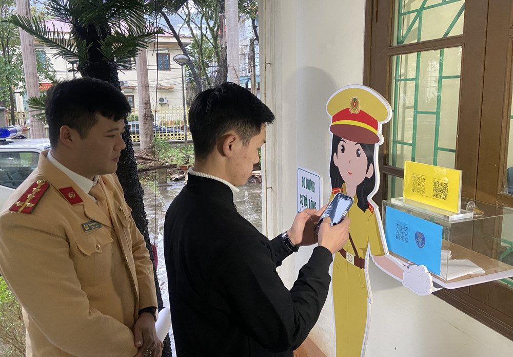 Phát tờ rơi giới thiệu và hướng dẫn dịch vụ công trực tuyến trong lĩnh vực giao thông. Hướng dẫn người dân quét mã QR để thực hiện dịch vụ công trực tuyến trong lĩnh vực giao thông.