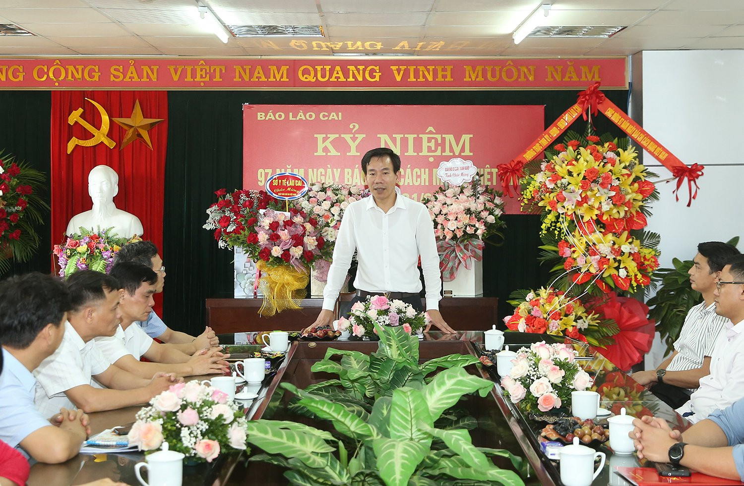 Thường trực Tỉnh ủy thăm, chúc mừng Báo Lào Cai và Đài Phát thanh - Truyền hình tỉnh nhân kỷ niệm 97 năm Ngày Báo chí cách mạng Việt Nam ảnh 9