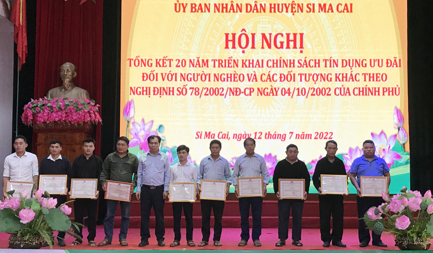 Trao Giấy khen cho các tập thể, cá nhân.