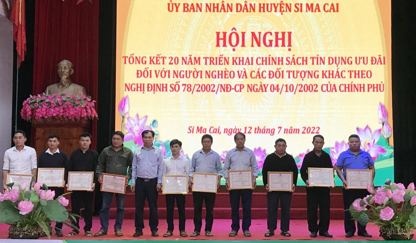 Trao Giấy khen cho các tập thể, cá nhân.