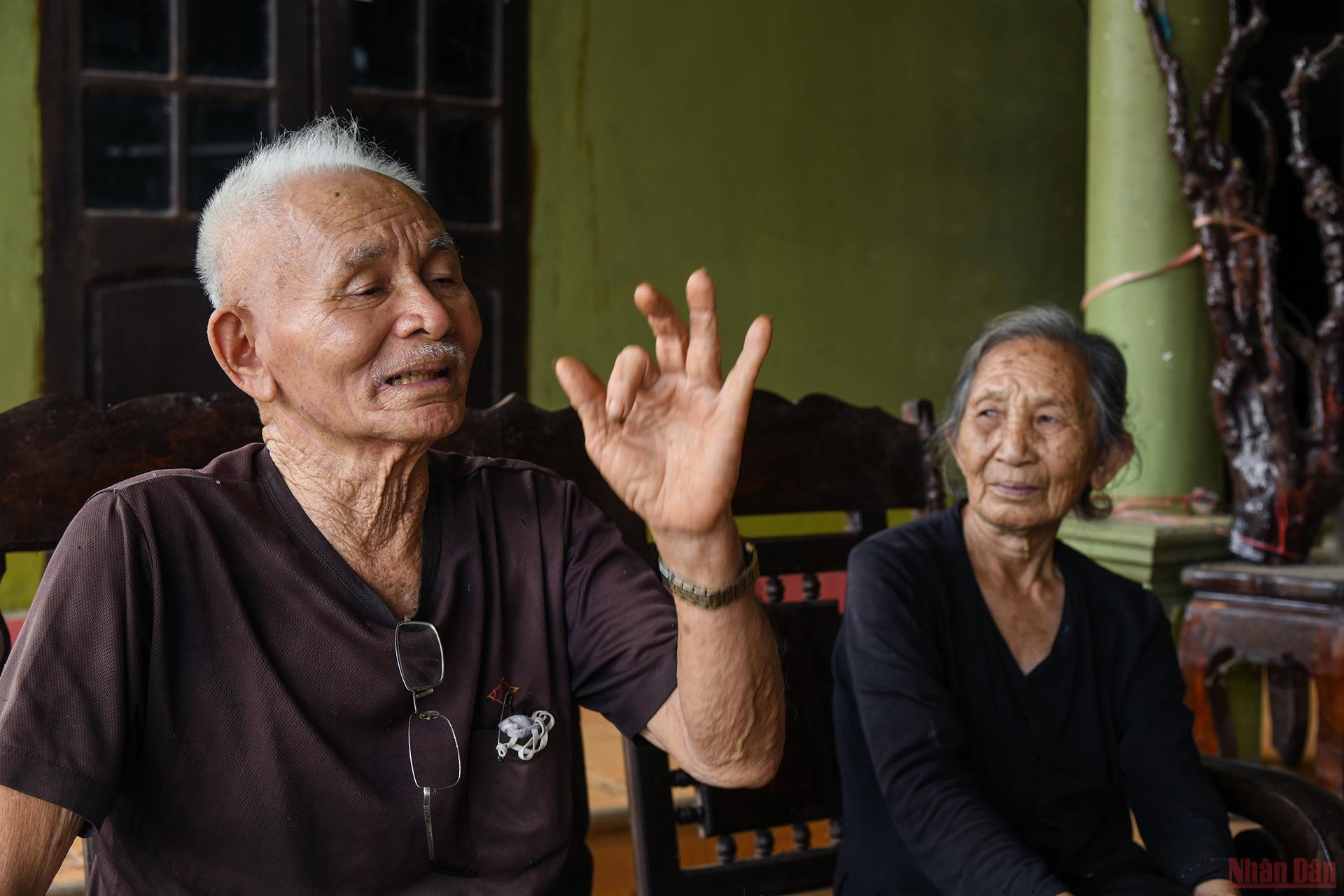 Ông Trinh và o Thiến kể lại chuyện đám cưới 2 lần không đón được dâu của mình bên dòng Bến Hải. (Ảnh: Thành Đạt) Ông Trinh và o Thiến kể lại chuyện đám cưới 2 lần không đón được dâu của mình bên dòng Bến Hải. (Ảnh: Thành Đạt)