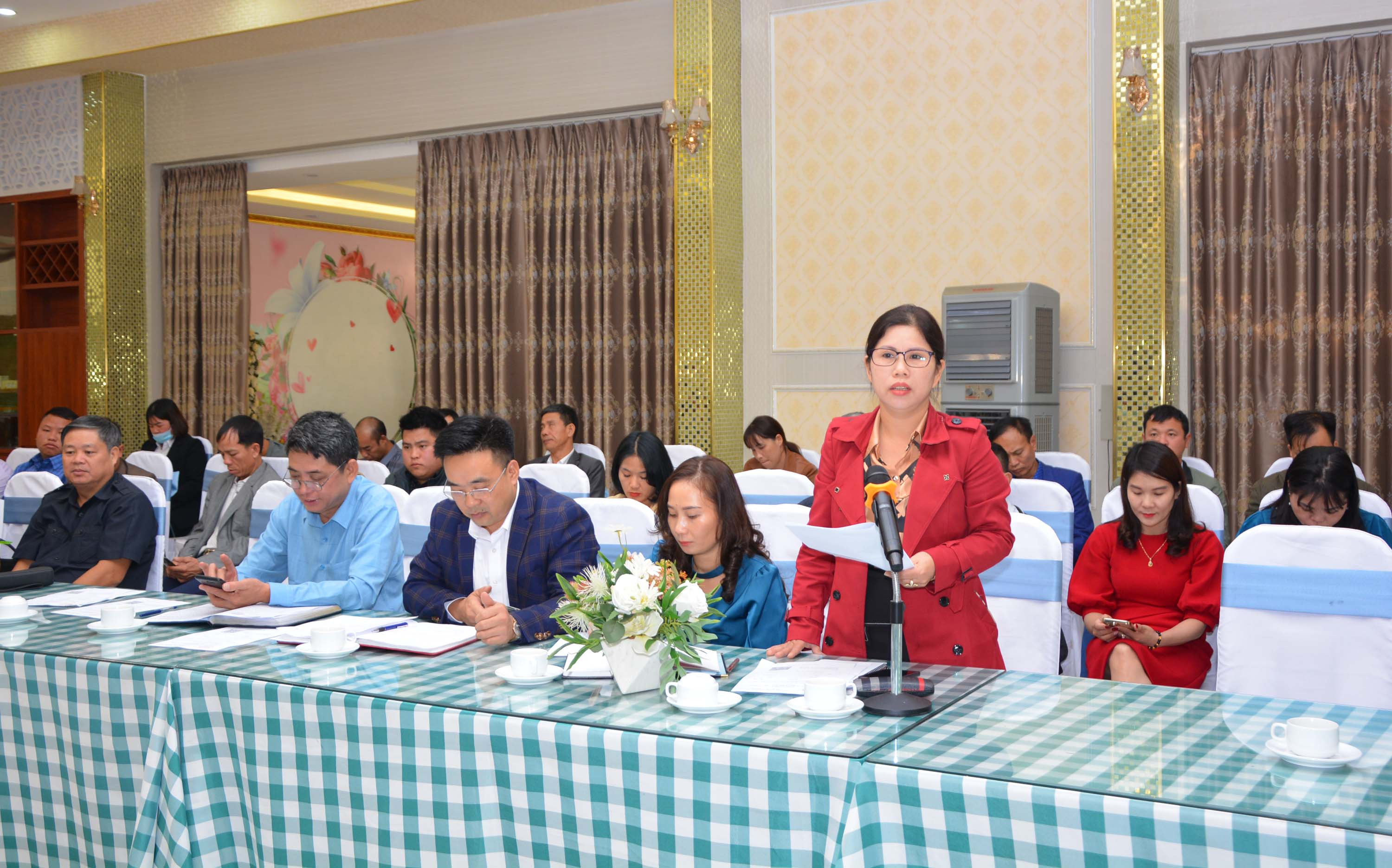 Đại biểu Hội Phụ nữ huyện Bảo Thắng phát biểu ý kiến tham luận.