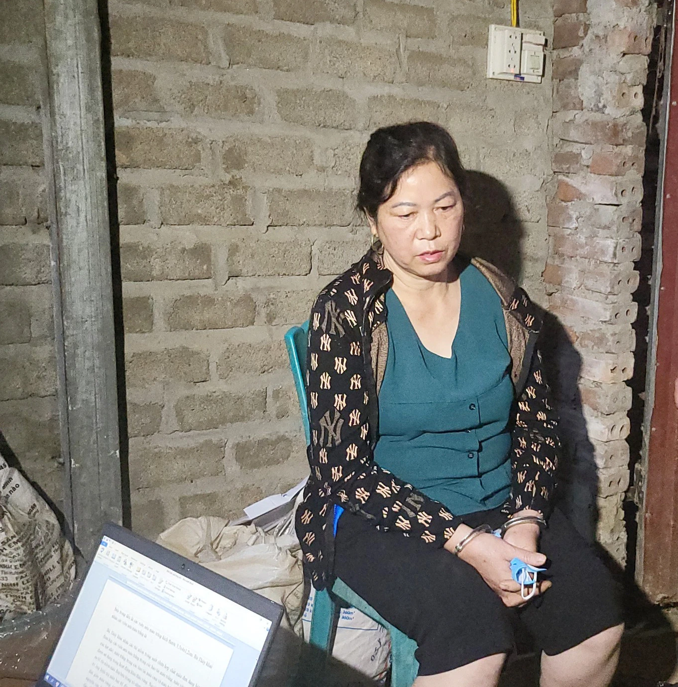 Đối tượng Vũ Thị Thủy tại thời điểm kiểm tra kho hàng.