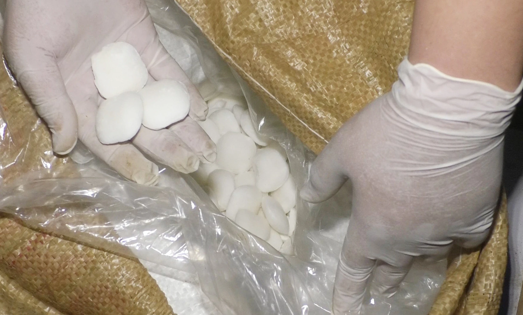 Một loại thuốc nổ bị phát hiện trong bao tải.