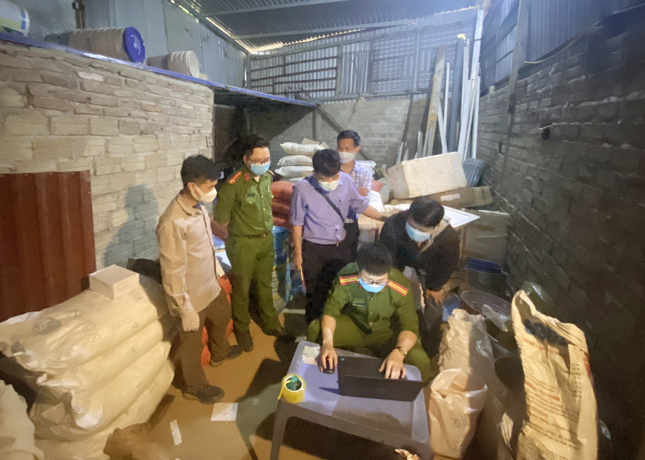 Nhà kho - nơi tàng trữ tang vật. Nhà kho - nơi tàng trữ tang vật.