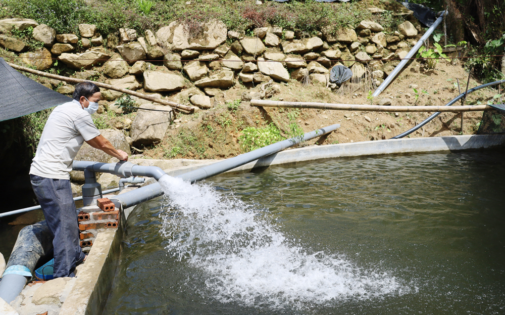 Nông dân xã Liên Minh phát triển mô hình nuôi cá nước lạnh.