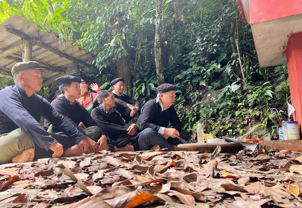 Người dân Cốc Ly cúng rừng cầu mưa thuận, gió hòa ảnh 6