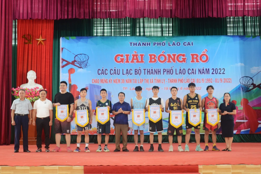 Ban tổ chức tặng Cờ lưu niệm cho các đội bóng.