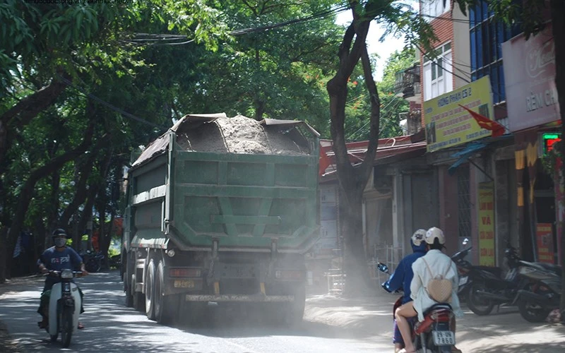Một chiếc xe có dấu hiệu quá khổ, quá tải chạy trên đường Hoàng Tăng Bí, quận Bắc Từ Liêm.