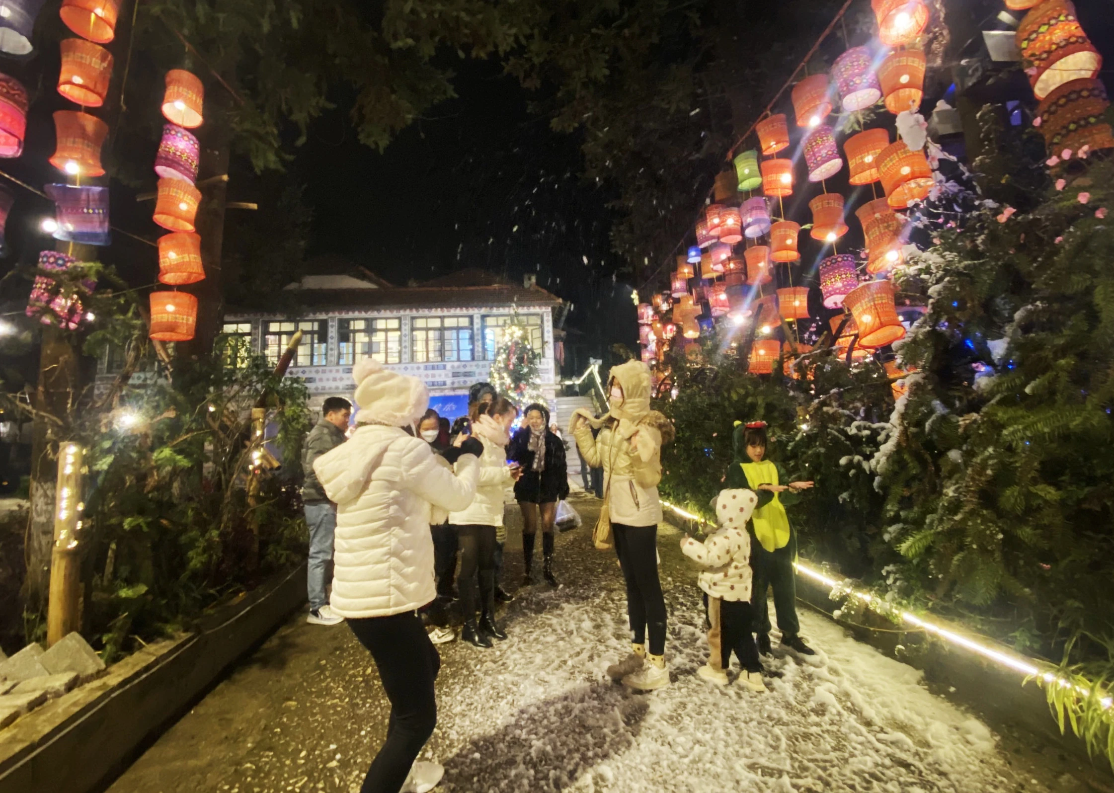 Lào Cai: Người dân nô nức đón Giáng sinh ảnh 18