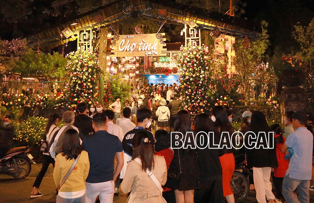 Không gian tái hiện Chợ tình thu hút đông du khách quan tâm.