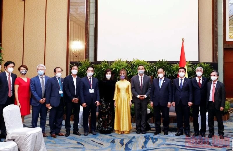 Chủ tịch nước Nguyễn Xuân Phúc chúc mừng các ký kết, hợp tác của doanh nghiệp Việt Nam với các doanh nghiệp Singapore. Chủ tịch nước Nguyễn Xuân Phúc chúc mừng các ký kết, hợp tác của doanh nghiệp Việt Nam với các doanh nghiệp Singapore.