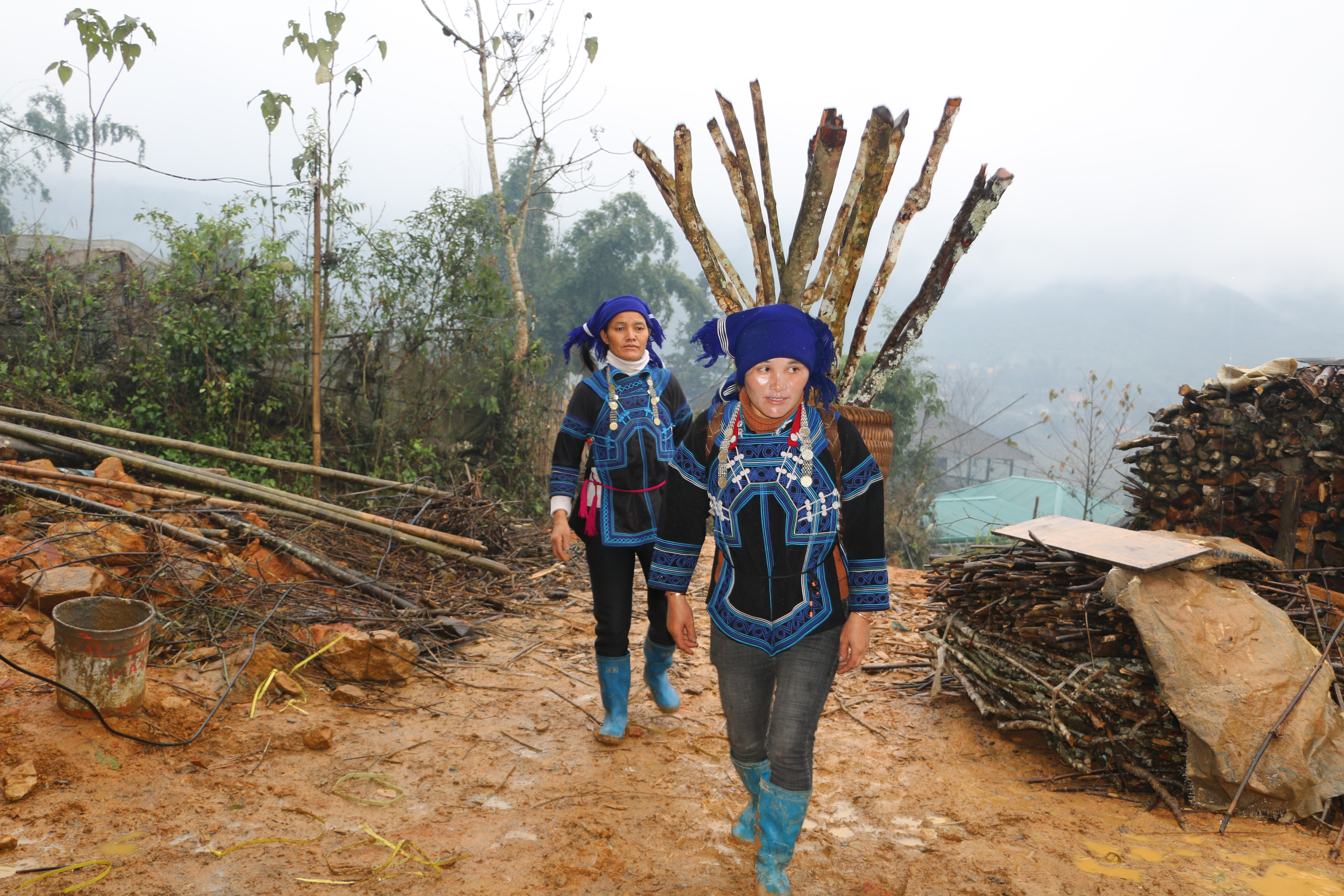 Chuẩn bị lễ vật dâng cúng tổ tiên trong ngày vào nhà mới.