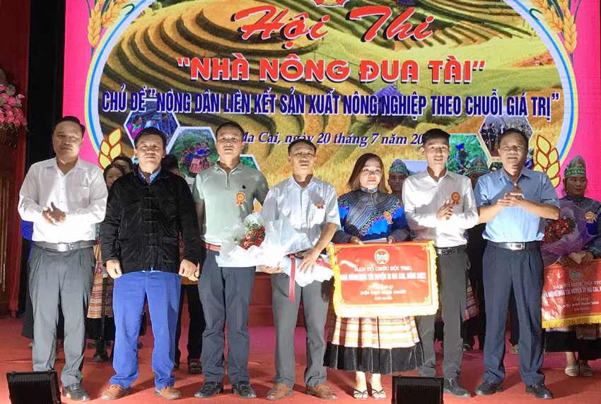 Trao giải Nhất cho đội thi xã Sín Chéng. Trao giải Nhất cho đội thi xã Sín Chéng.