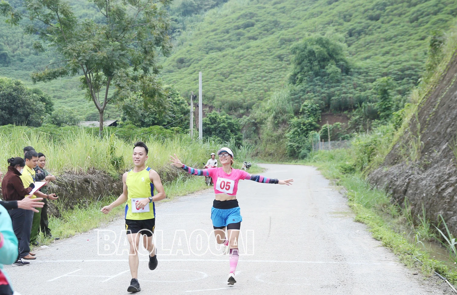 Bế mạc Giải chạy bán Marathon “Về thượng nguồn Lũng Pô - Nơi con sông Hồng chảy vào đất Việt” năm 2022 ảnh 7