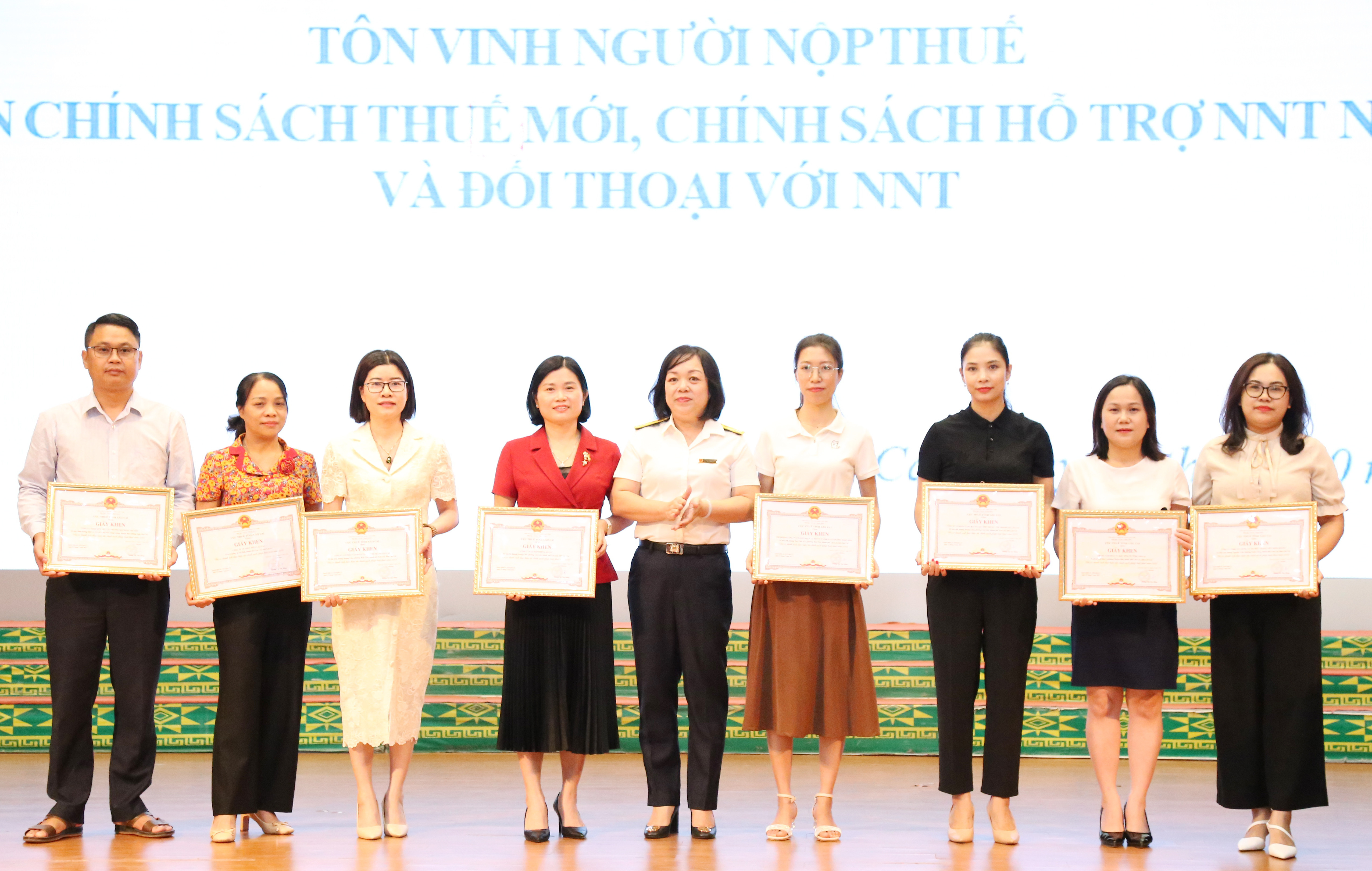 Trao Bằng khen của Bộ Tài chính cho Công ty TNHH Phốt pho vàng Việt Nam. Trao Giấy khen của Tổng cục Thuế cho Công ty TNHH Cao Minh, Ngân hàng Thương mại Cổ phần Liên Việt Chi nhánh Lào Cai. Trao Giấy khen của Cục Thuế tỉnh Lào Cai cho 21 doanh nghiệp. Trao Giấy khen của Cục Thuế tỉnh Lào Cai cho 8 hộ kinh doanh tiêu biểu. Trao Bằng khen của Bộ Tài chính cho Công ty TNHH Phốt pho vàng Việt Nam. Trao Giấy khen của Tổng cục Thuế cho Công ty TNHH Cao Minh, Ngân hàng Thương mại Cổ phần Liên Việt Chi nhánh Lào Cai. Trao Giấy khen của Cục Thuế tỉnh Lào Cai cho 21 doanh nghiệp. Trao Giấy khen của Cục Thuế tỉnh Lào Cai cho 8 hộ kinh doanh tiêu biểu.