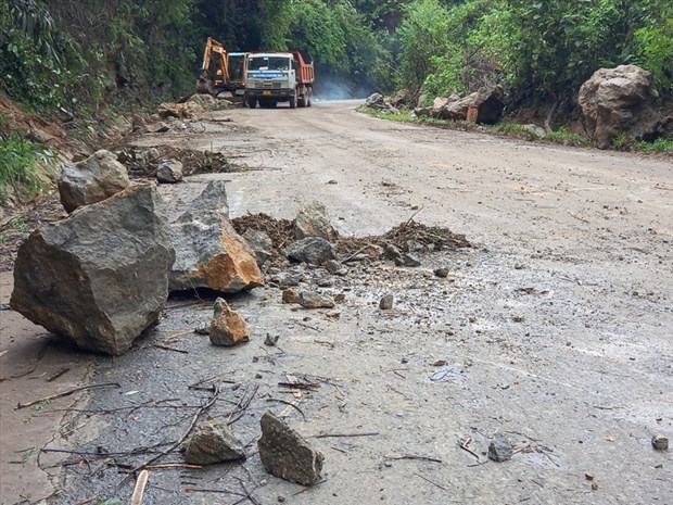 Sơn La: Đá lăn gây ách giao thông trên Quốc lộ 279D ảnh 1 Sơn La: Đá lăn gây ách giao thông trên Quốc lộ 279D ảnh 1